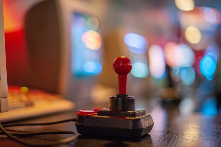 joystick_retro_videospiele-825×510