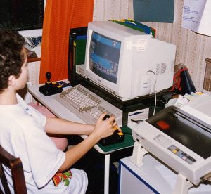 Amiga 500 und ein junger Computerspieler mit dem Spiel Turrican